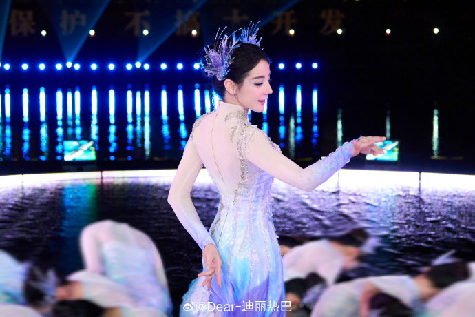 王亚飞给迪丽热巴化的"人鱼姬妆"为何能美上热搜？